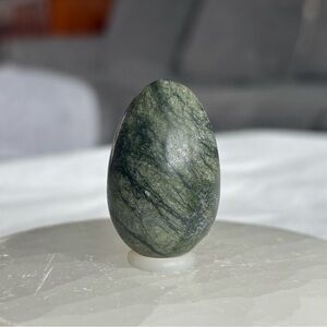 Nephrite jade crystal egg carving